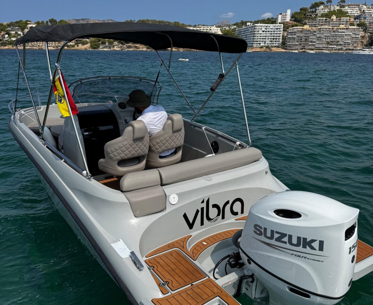 Vibra boat trip Mallorca cruising along the island’s turquoise coastline