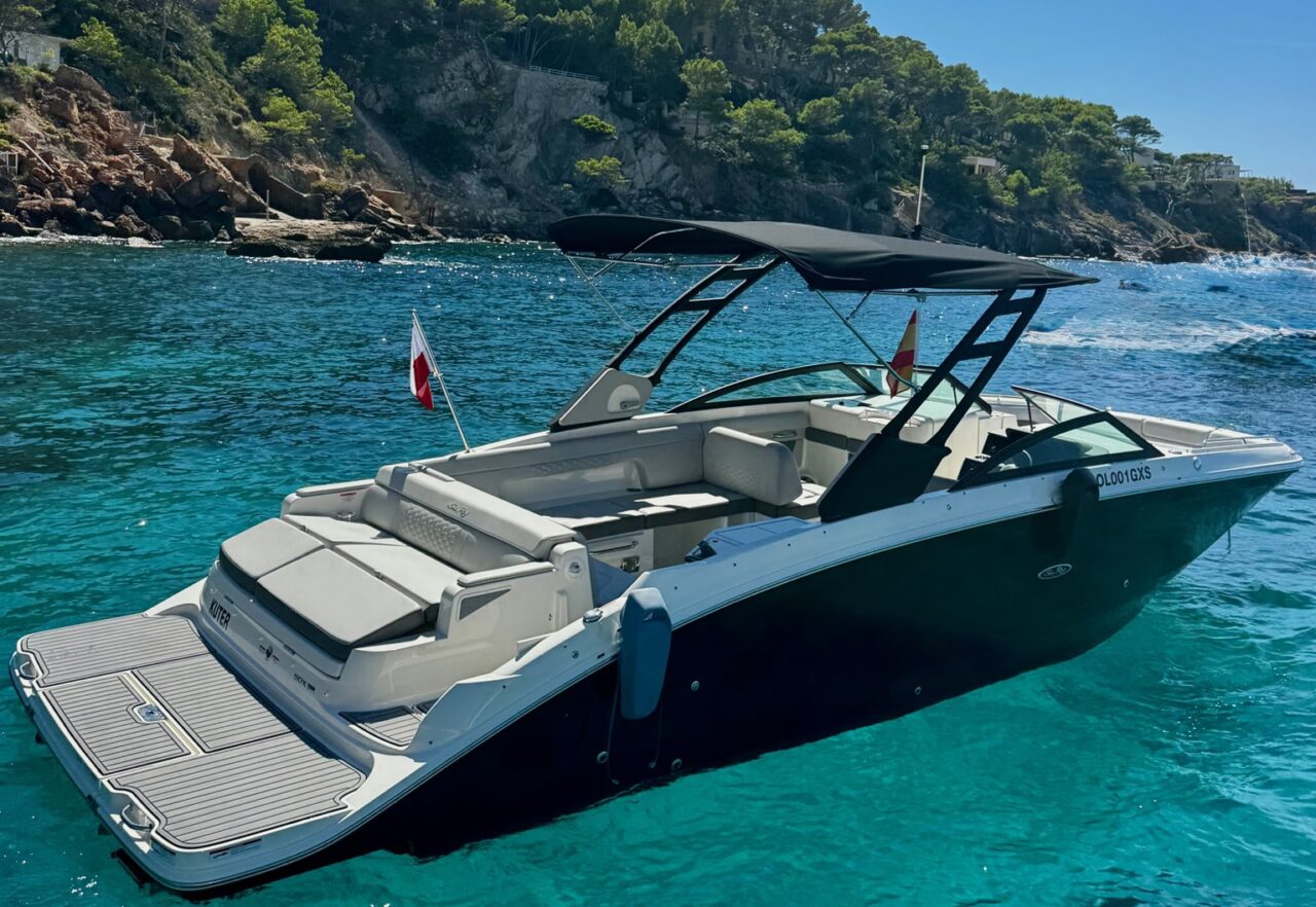 Sea Ray boat trip in Santa Ponsa cruising along the Mallorca coastline