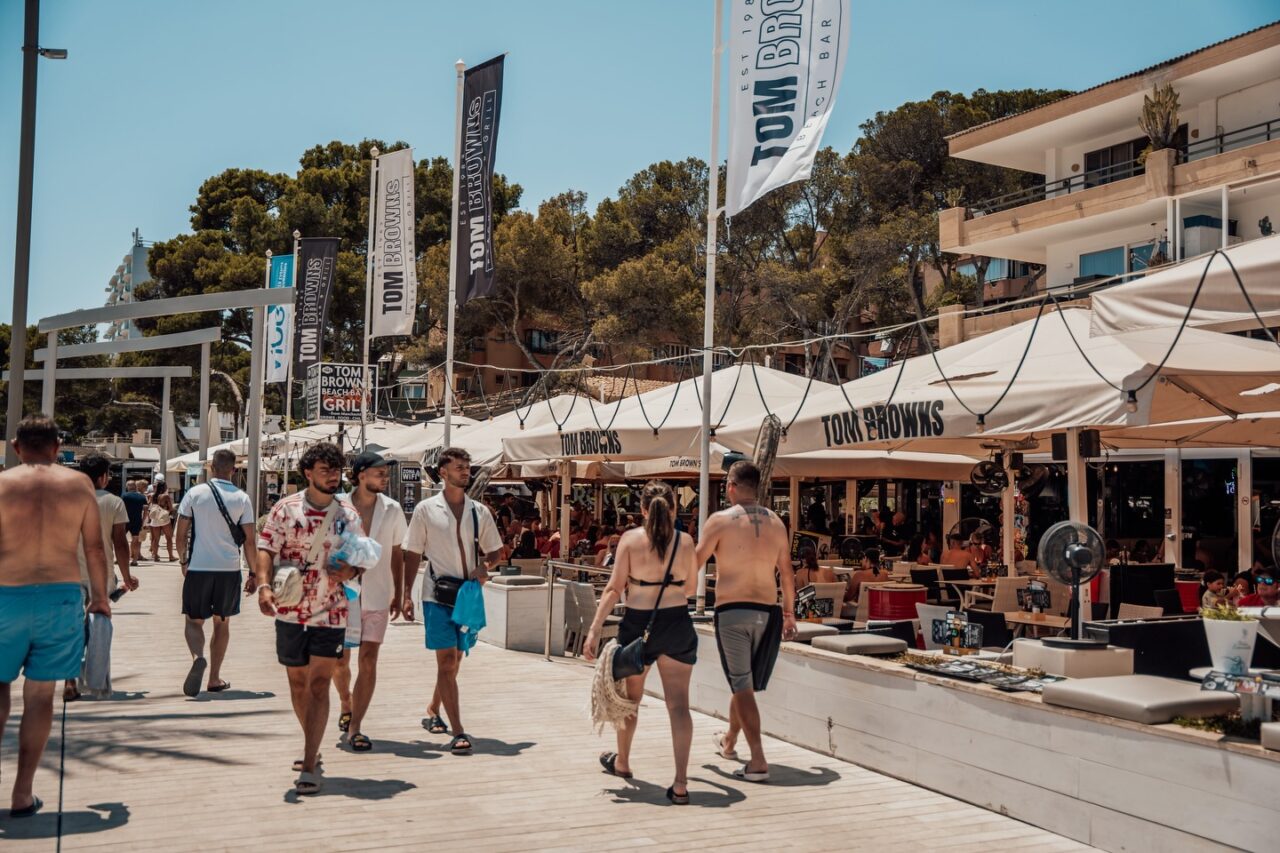 people walking passed Tom Browns Restaurant in Magaluf